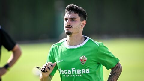 Agust&iacute;n &Aacute;lvarez, ejercit&aacute;ndose este lunes con el Elche.