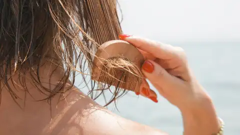 Cabello graso o cabello seco. ¿Cómo nos afecta el calor y el sudor en verano Cabello graso o cabello seco. ¿Cómo nos afecta el calor y el sudor en verano