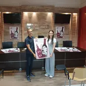 David Sevilla y Clara Durán con el cartel de las Fiestas del Vino David Sevilla y Clara Durán con el cartel de las Fiestas del Vino