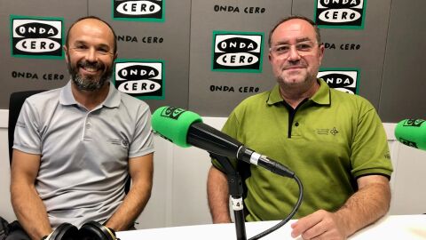 Joan Segovia, marinero de la embarcación del parque natural; y José Santamaría, técnico 