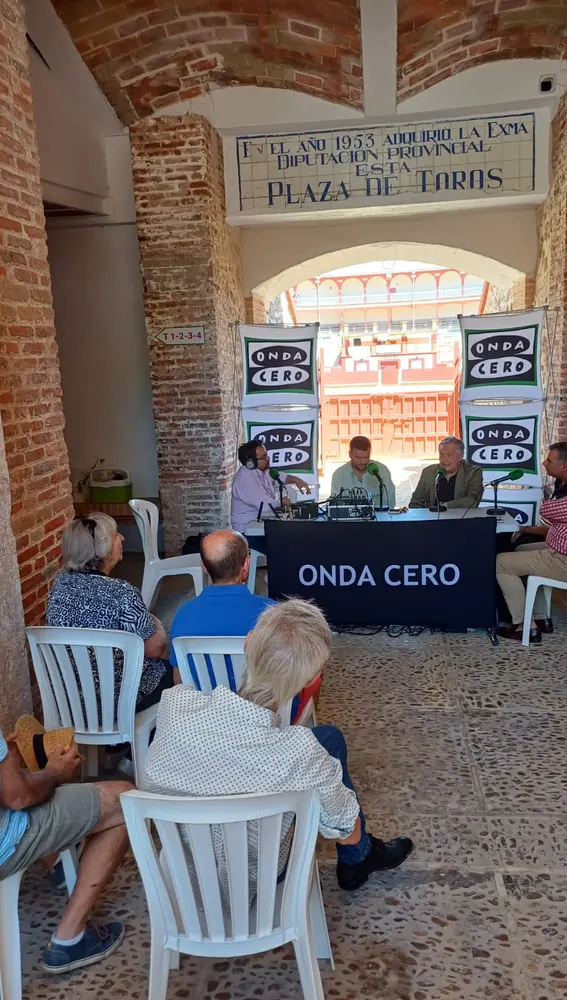Emisión de la tertulia taurina "Hasta la bola" desde la plaza de toros de Ciudad Real Emisión de la tertulia taurina "Hasta la bola" desde la plaza de toros de Ciudad Real