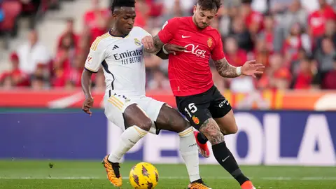 Vinicius Junior del Real Madrid compite por el balón con Pablo Maffeo del RCD Mallorca durante el partido de LaLiga EA Sports entre el RCD Mallorca y el Real Madrid CF en el Estadi de Son Moix el 13 de abril de 2024 en Mallorca, España. (Foto por Aitor Alcalde/Getty Images) Vinicius Junior del Real Madrid compite por el balón con Pablo Maffeo del RCD Mallorca durante el partido de LaLiga EA Sports entre el RCD Mallorca y el Real Madrid CF en el Estadi de Son Moix el 13 de abril de 2024 en Mallorca, España. (Foto por Aitor Alcalde/Getty Images)