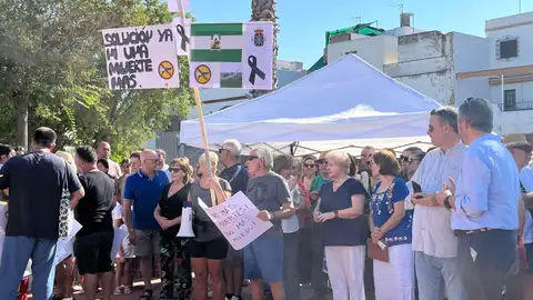 Concentración de los vecinos de La Puebla del Río (Sevilla) en protesta por el virus del Nilo. Concentración de los vecinos de La Puebla del Río (Sevilla) en protesta por el virus del Nilo.