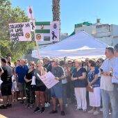 Concentración de los vecinos de La Puebla del Río (Sevilla) en protesta por el virus del Nilo.