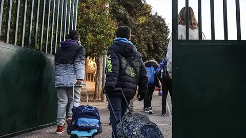 Dos niños entran en el colegio en Comunidad Valenciana Dos niños entran en el colegio en Comunidad Valenciana
