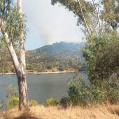 Más de un centenar de efectivos trabajan durante la noche para combatir el incendio de Andújar