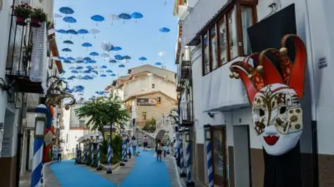 Imagen de una de las callles decoradas con motivo del Sexenni. Imagen de una de las callles decoradas con motivo del Sexenni.