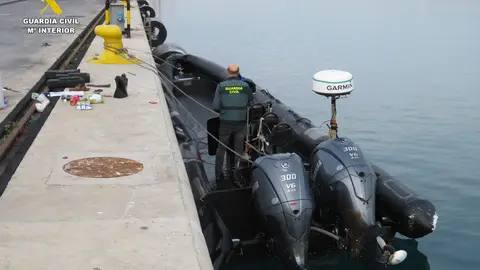 La Guardia Civil interviene una narcolancha y detiene a los integrantes de una organización criminal danesa La Guardia Civil interviene una narcolancha y detiene a los integrantes de una organización criminal danesa