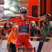 El ciclista belga Wout van Aert, del Visma, celebra su victoria en la etapa 3 de la Vuelta 2024, entre Lousa y Castelo Branco, de 191, 2 kilómetros de recorrido, este lunes, en Portugal. EFE/Javier Lizón