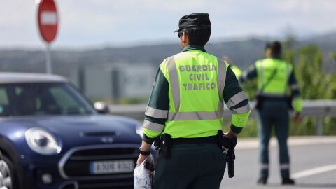 Dos agentes de la Guardia Civil en un control de tráfico en el kilómetro 34 de la A-1, el día que comienza la operación salida del puente de mayo 2022