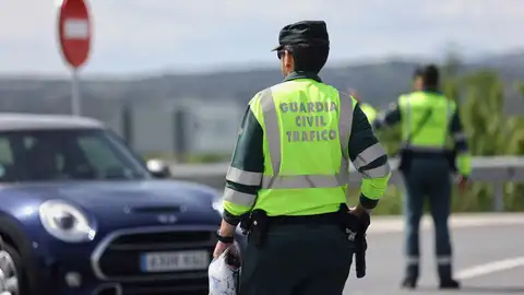 Guardia Civil Dos agentes de la Guardia Civil en un control de tráfico en el kilómetro 34 de la A-1, el día que comienza la operación salida del puente de mayo 2022