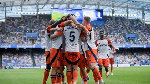 17-8 Los jugadores del Oviedo festejan el gol de Alberto del Moral en Riazor