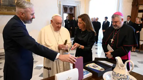 Azcón y y la alcaldesa de Zaragoza, Natalia Chueca, con el Papa en verano de 2024 Azcón y y la alcaldesa de Zaragoza, Natalia Chueca, con el Papa en verano de 2024