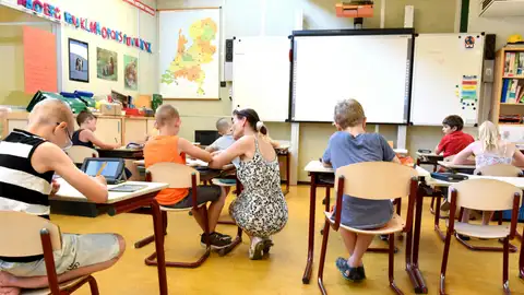 Una profesora explicando a sus alumnos Una profesora explicando a sus alumnos