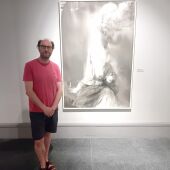 Raúl Luis y una de las obras galardonadas