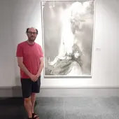 Raúl Luis y una de las obras galardonadas Raúl Luis y una de las obras galardonadas