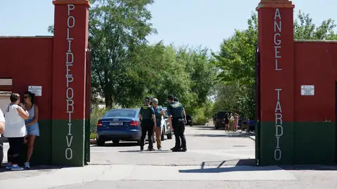 Agentes de la Guardia Civil hablan en la entrada al campo de fútbol de Mocejón donde fue asesinado el niño de 11 años. Agentes de la Guardia Civil hablan en la entrada al campo de fútbol de Mocejón donde fue asesinado el niño de 11 años.