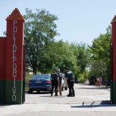 Agentes de la Guardia Civil hablan en la entrada al campo de fútbol de Mocejón donde fue asesinado el niño de 11 años.