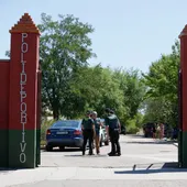 Agentes de la Guardia Civil hablan en la entrada al campo de fútbol de Mocejón donde fue asesinado el niño de 11 años. Agentes de la Guardia Civil hablan en la entrada al campo de fútbol de Mocejón donde fue asesinado el niño de 11 años.