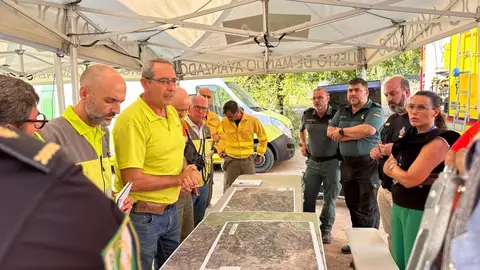 Almudena García (d), en el puesto de mando avanzado del incendio, junto a responsables autonómicos, del Infoca y de otros cuerpos. - JUNTA Almudena García (d), en el puesto de mando avanzado del incendio, junto a responsables autonómicos, del Infoca y de otros cuerpos. - JUNTA