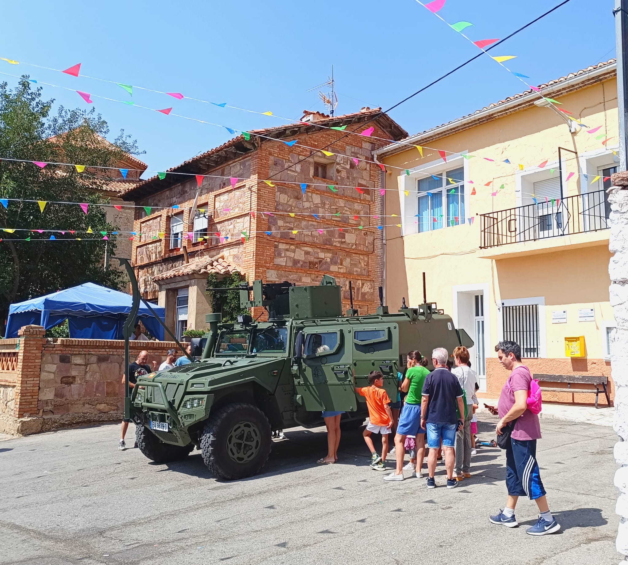 El Ejército del Aire visita el barrio pedáneo de Caudé El Ejército del Aire visita el barrio pedáneo de Caudé