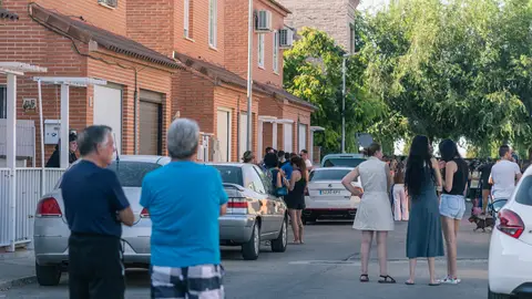 Varios vecinos en el lugar dónde han detenido al presunto asesino de Mateo, el niño de Mocejón. Varios vecinos en el lugar dónde han detenido al presunto asesino de Mateo, el niño de Mocejón.