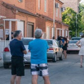 Varios vecinos en el lugar dónde han detenido al presunto asesino de Mateo, el niño de Mocejón.