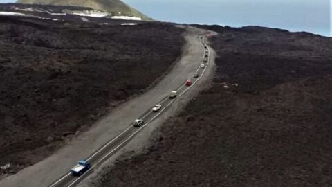 Carretera en medio de la colada volc&aacute;nica de Las Palma