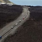 Carretera en medio de la colada volcánica de Las Palma