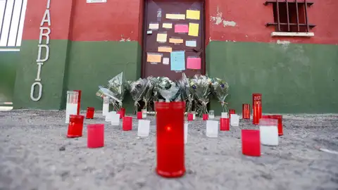 Velas y flores recuerdan a Mateo, de 11 años, ante el polideportivo Ángel Tardío en Mocejón (Toledo) donde fue asesinado. Velas y flores recuerdan a Mateo, de 11 años, ante el polideportivo Ángel Tardío en Mocejón (Toledo) donde fue asesinado.