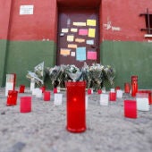 Velas y flores recuerdan a Mateo, de 11 años, ante el polideportivo Ángel Tardío en Mocejón (Toledo) donde fue asesinado.