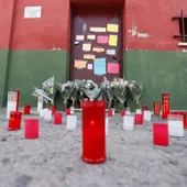 Velas y flores recuerdan a Mateo, de 11 años, ante el polideportivo Ángel Tardío en Mocejón (Toledo) donde fue asesinado. Velas y flores recuerdan a Mateo, de 11 años, ante el polideportivo Ángel Tardío en Mocejón (Toledo) donde fue asesinado.