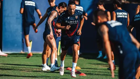 Estancada la salida de Kochorashvili, el Levante UD acelera en la venta de Pablo Martínez Estancada la salida de Kochorashvili, el Levante UD acelera en la venta de Pablo Martínez