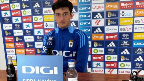 20-8 Carlos Dotor, jugador del Real Oviedo, en la sala de prensa del Requexon