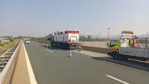 La rotura de un camión articulado obliga a cortar un carril de la A-67 en dirección a Santander .