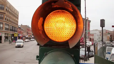 Un semáforo controla el flujo de vehículos y peatones cerca del centro de Chicago, Illinois. (Photo by Scott Olson/Getty Images) Un semáforo controla el flujo de vehículos y peatones cerca del centro de Chicago, Illinois. (Photo by Scott Olson/Getty Images)
