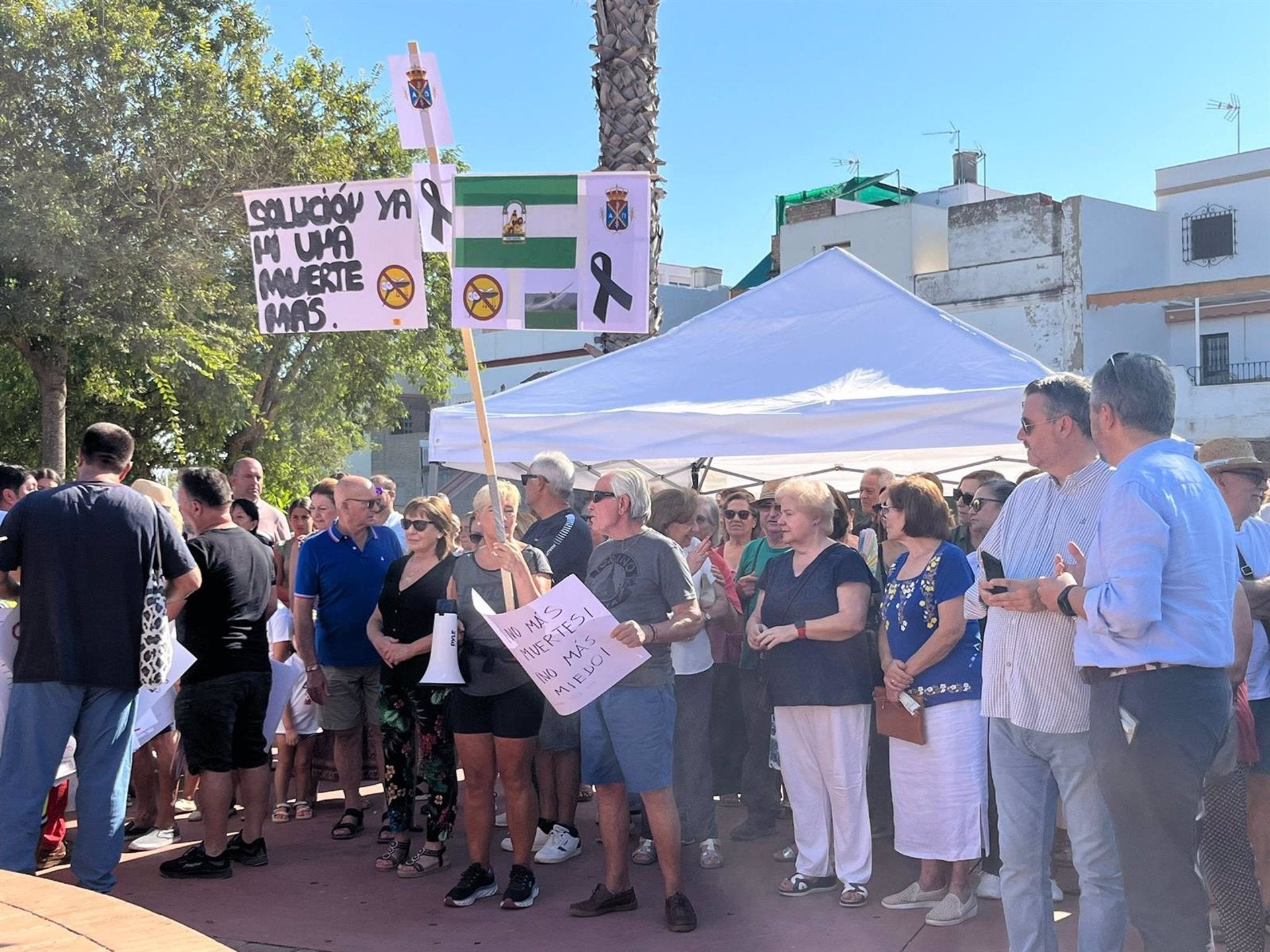 Segunda manifestación en demanda de vacuna y fumigación preventiva ante los mosquitos del virus del Nilo Segunda manifestación en demanda de vacuna y fumigación preventiva ante los mosquitos del virus del Nilo