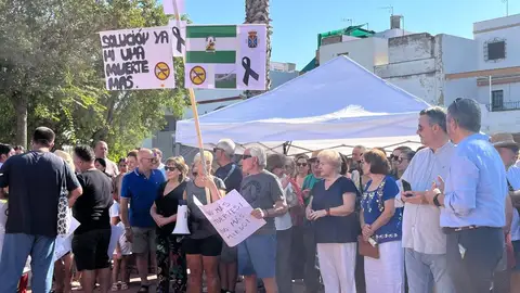 Concentración de los vecinos de La Puebla del Río (Sevilla) en protesta por el virus del Nilo. Concentración de los vecinos de La Puebla del Río (Sevilla) en protesta por el virus del Nilo.