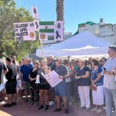 Concentración de los vecinos de La Puebla del Río (Sevilla) en protesta por el virus del Nilo.