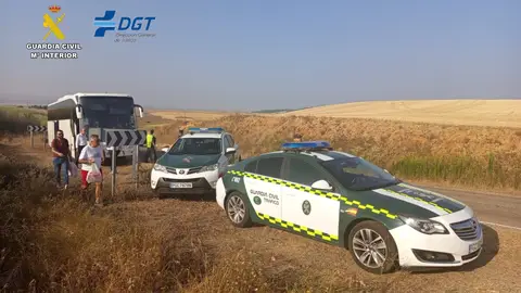 Auxiliados cincuenta pasajeros de un autobús portugués averiado en Herrera de Pisuerga .