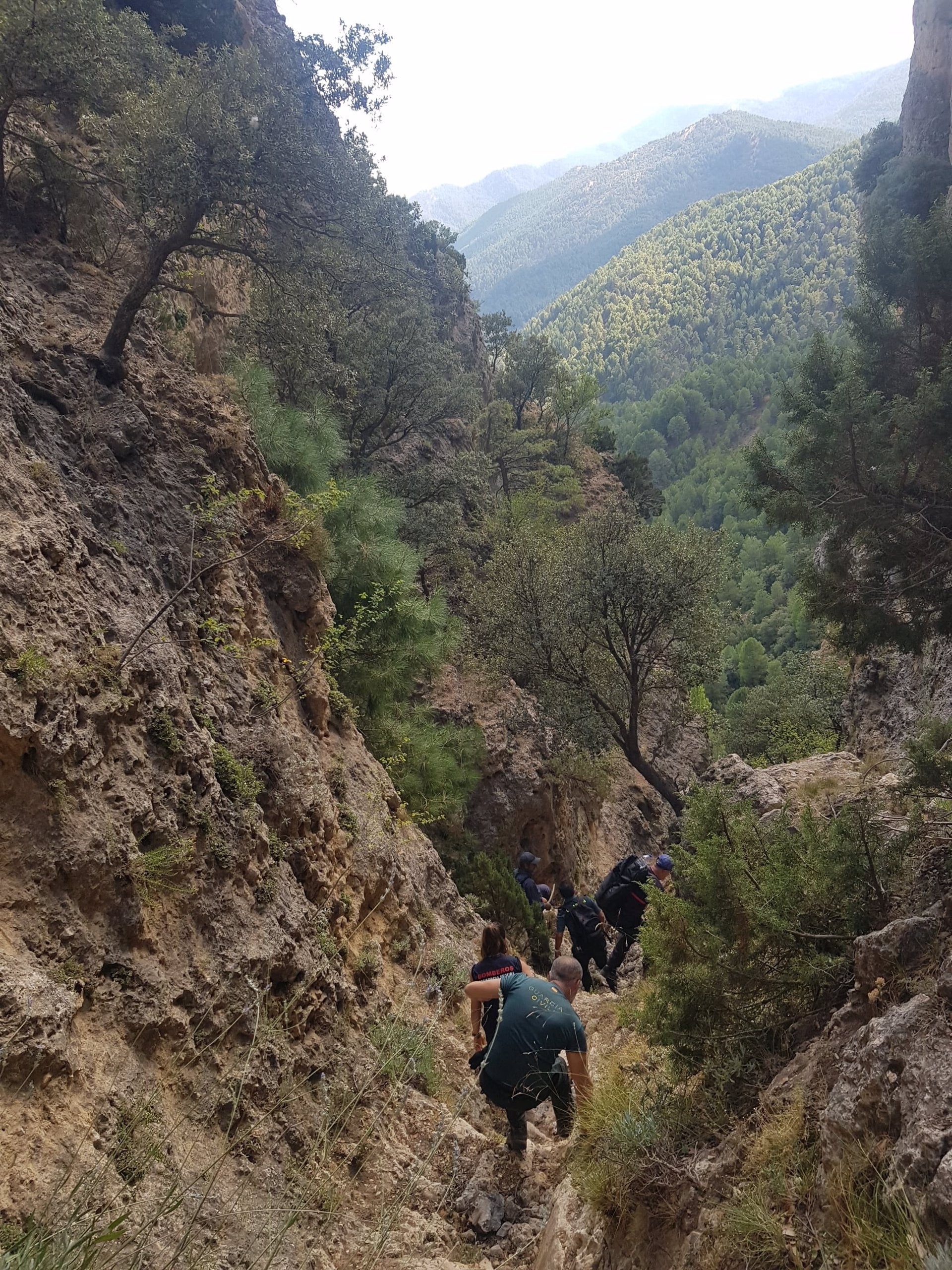 Rescatada una mujer de Valencia tras quedar atrapada en una ladera de difícil acceso en Segura de la Sierra Rescatada una mujer de Valencia tras quedar atrapada en una ladera de difícil acceso en Segura de la Sierra