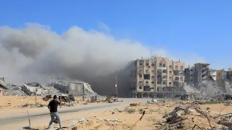 Una nube de humo se eleva desde las cercanías del área de las Torres Hamad al noroeste de la ciudad de Khan Younis, en el sur de la Franja de Gaza, el 16 de agosto de 2024. Una nube de humo se eleva desde las cercanías del área de las Torres Hamad al noroeste de la ciudad de Khan Younis, en el sur de la Franja de Gaza, el 16 de agosto de 2024.