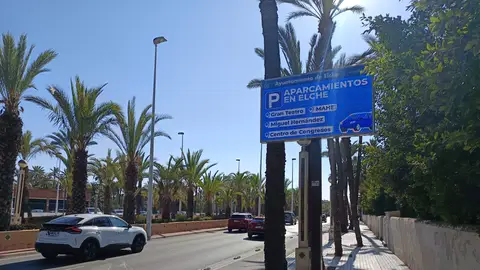 Uno de los paneles de información sobre plazas libres de aparcamiento instalados en Elche. Uno de los paneles de información sobre plazas libres de aparcamiento instalados en Elche.