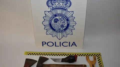 Cuatro propuestas de sanción en Palencia a dos hombres por tenencia de drogas y armas peligrosas .