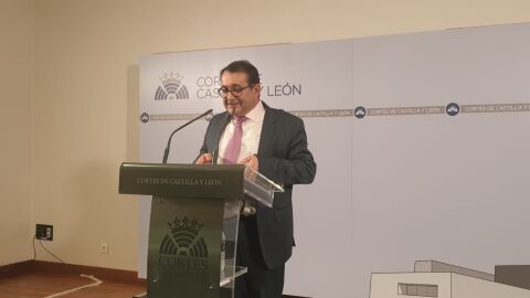 El portavoz socialista de Agricultura y Ganader&iacute;a, Juan Luis Cepa, durante su intervenci&oacute;n tras Comisi&oacute;n de Econom&iacute;a y Hacienda