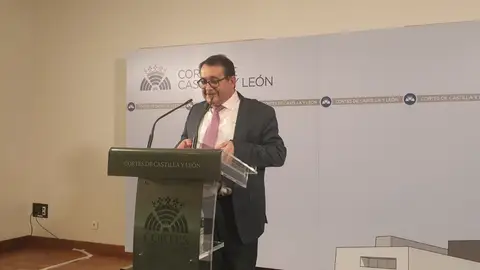 El portavoz socialista de Agricultura y Ganadería, Juan Luis Cepa, durante su intervención tras Comisión de Economía y Hacienda El portavoz socialista de Agricultura y Ganadería, Juan Luis Cepa, durante su intervención tras Comisión de Economía y Hacienda