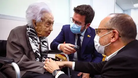 Imagen de archivo de Maria Branyas, la persona más longeva del planeta, junto a Pere Aragonès y Carles Campuzano. Imagen de archivo de Maria Branyas, la persona más longeva del planeta, junto a Pere Aragonès y Carles Campuzano.