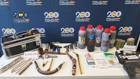 Material incautado que los tres detenidos utilizaban para los rituales de vend&iacute;a por hasta 500 euros