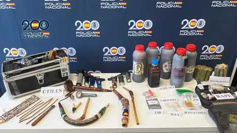 Material incautado que los tres detenidos utilizaban para los rituales de vendía por hasta 500 euros Material incautado que los tres detenidos utilizaban para los rituales de vendía por hasta 500 euros