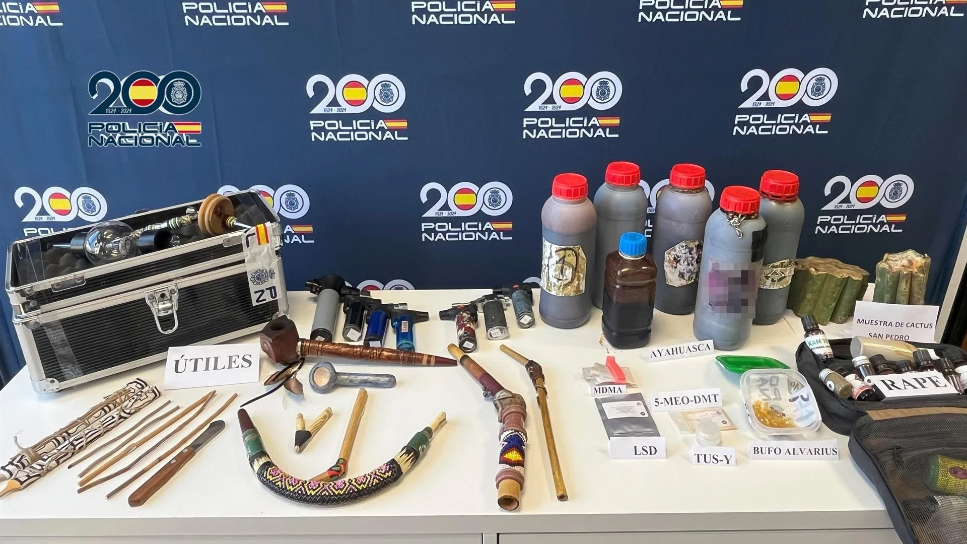 Material incautado que los tres detenidos utilizaban para los rituales de vend&iacute;a por hasta 500 euros